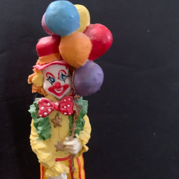 FIGURINE - VINTAGE Resin tall thin circus CLOWN with balloons & walking stick - Picture 2 of 8